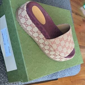 Gucci Women's Tan and Burgundy Patterned Mules